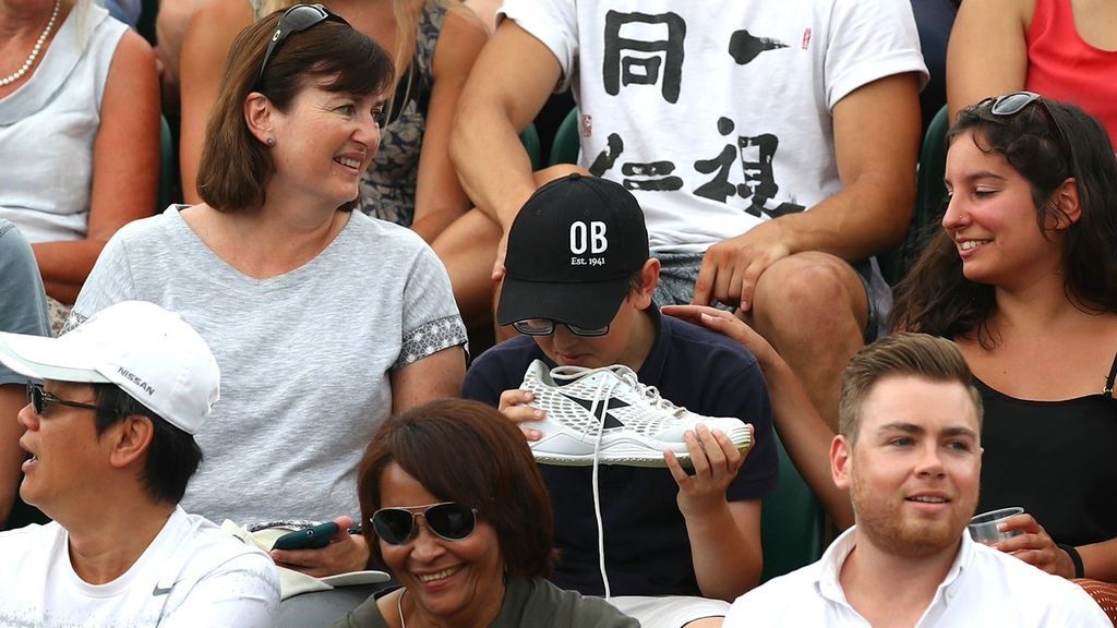 La épica reacción de un niño tras oler la zapatilla que le había regalado el tenista Robin Haase La épica reacción de un niño tras oler la zapatilla que le había regalado el tenista Robin Haase