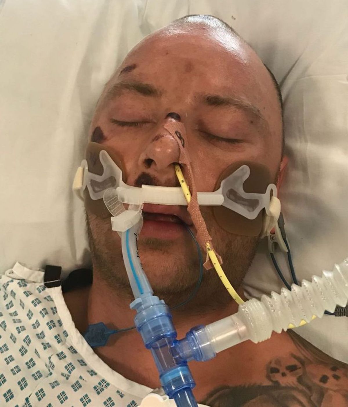 Ayuda para identificar a un hombre tatuado encontrado inconsciente  en Londres