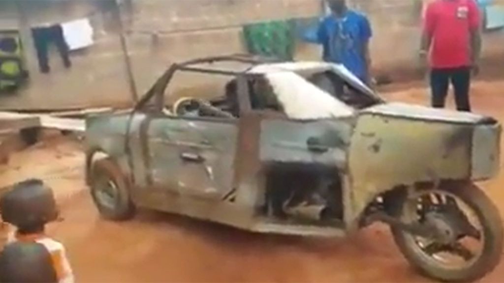 El talento de un joven nigeriano sorprende a las redes: Crea un coche de tres ruedas desde cero con chatarra