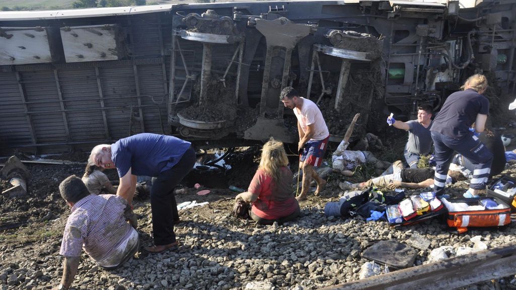 Accidente de tren en Turquía: Una veintena de muertos