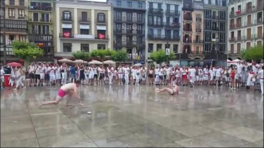 La fiesta en Pamplona no la para ni la lluvia