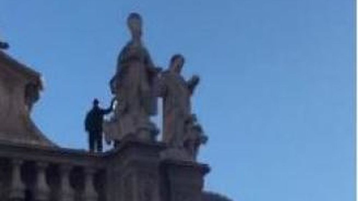 Amenaza con lanzarse desde lo alto de la fachada de la Catedral de Murcia