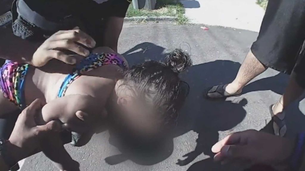La pericia de dos policías salva a una niña de morir ahogada en la piscina