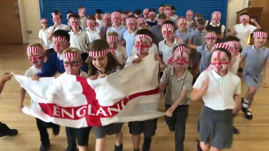 Marchando como soldados y con banderas: el épico vídeo de un colegio de Inglaterra para animar a su selección