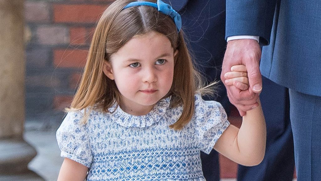 La pequeña Charlotte, dura con la prensa en el bautizo de su hermano: "No vais a entrar"