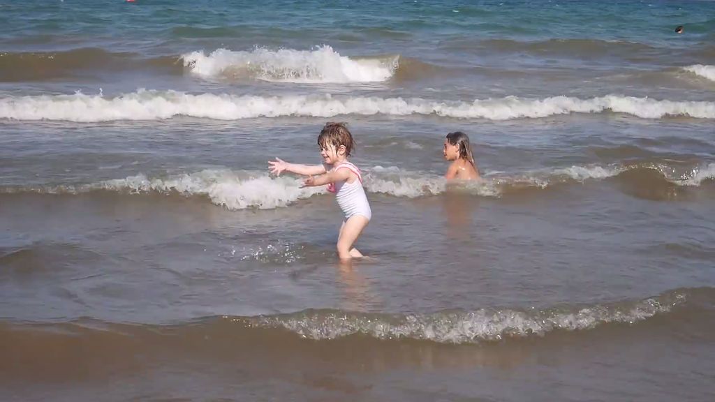 LoveYoli emocionada: Valeria olvida su miedo al agua y se baña en la playa