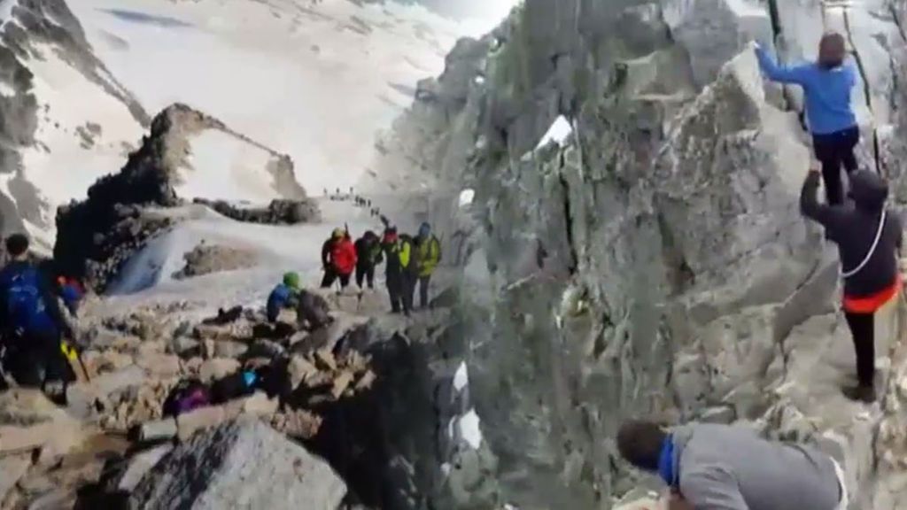 Las largas colas para llegar a la cima del pico del Aneto son un peligro