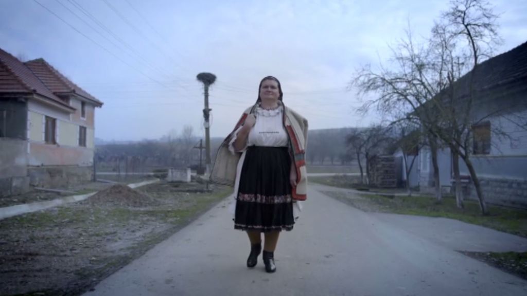 Dior copia unos chalecos tradicionales rumanos
