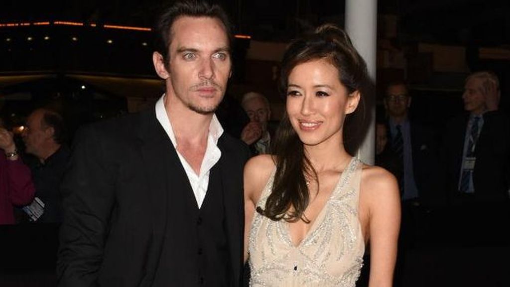 Jonathan Rhys-Meyers y Mara Lane