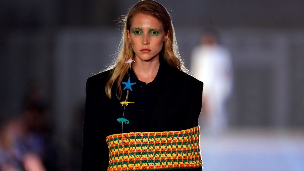 Maria Ke Fisherman desfila en un edificio en construcción en la Semana de la Moda de Madrid