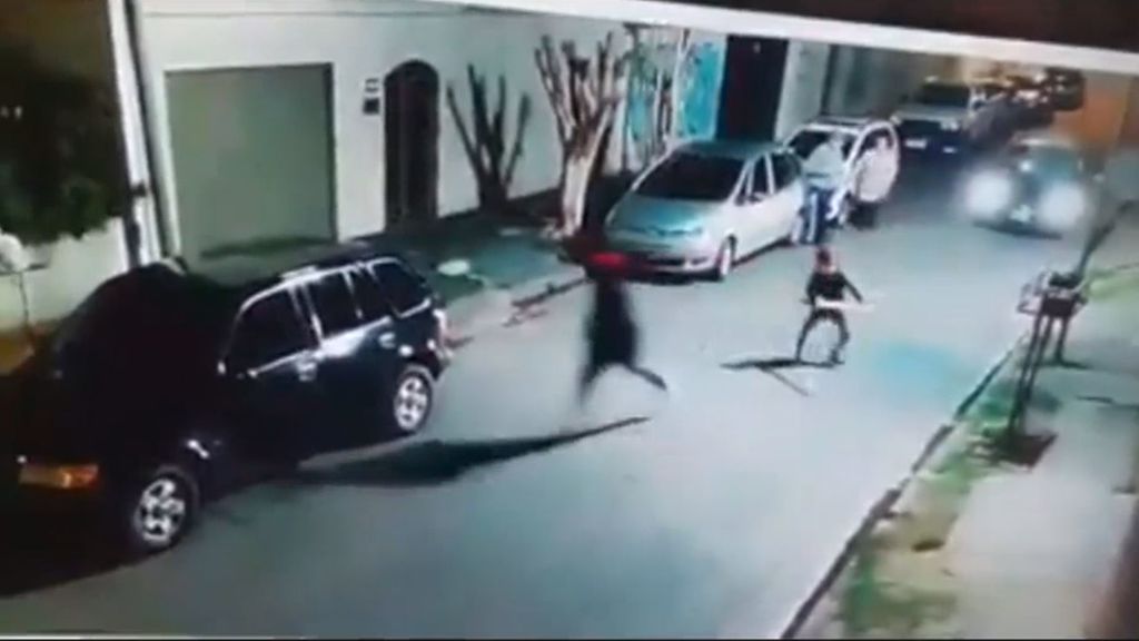 Un menor de 12 años intenta evitar que roben el coche de su abuelo dando palos