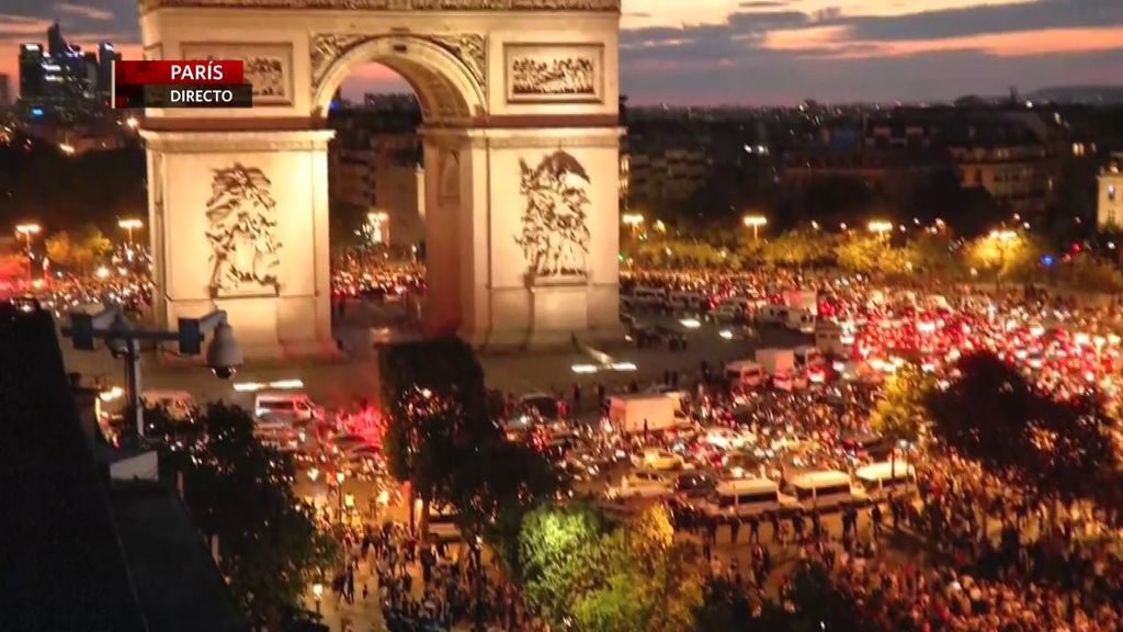 Los aficionados franceses colapsan los Campos Elíseos tras el pase de Francia a la final