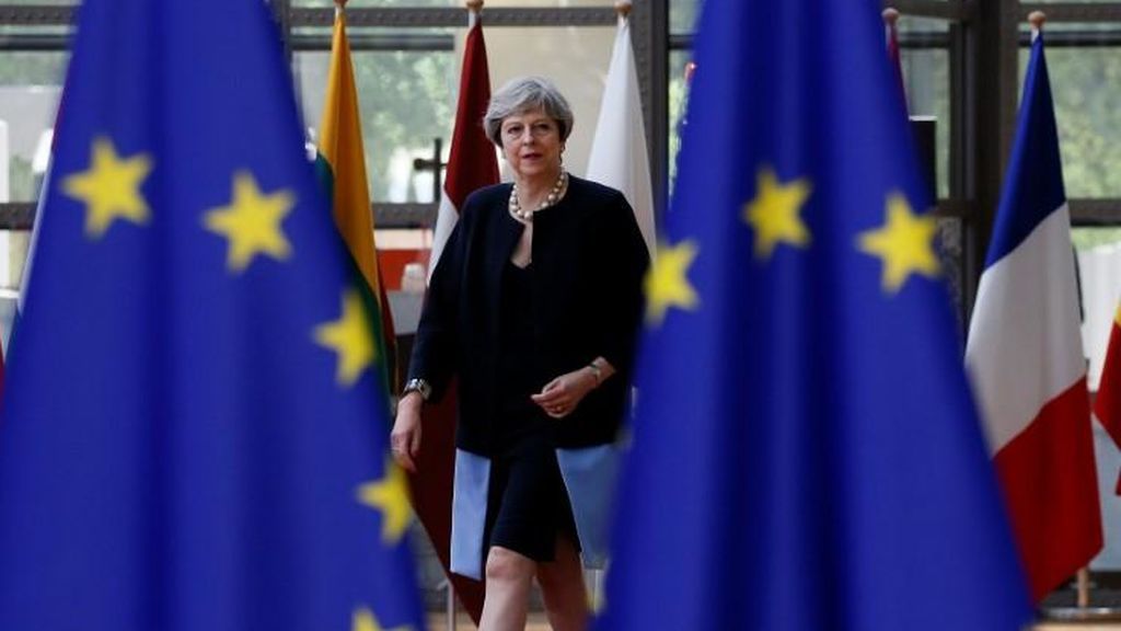 La crisis de gobierno podría llevar a Theresa May ante una moción de censura