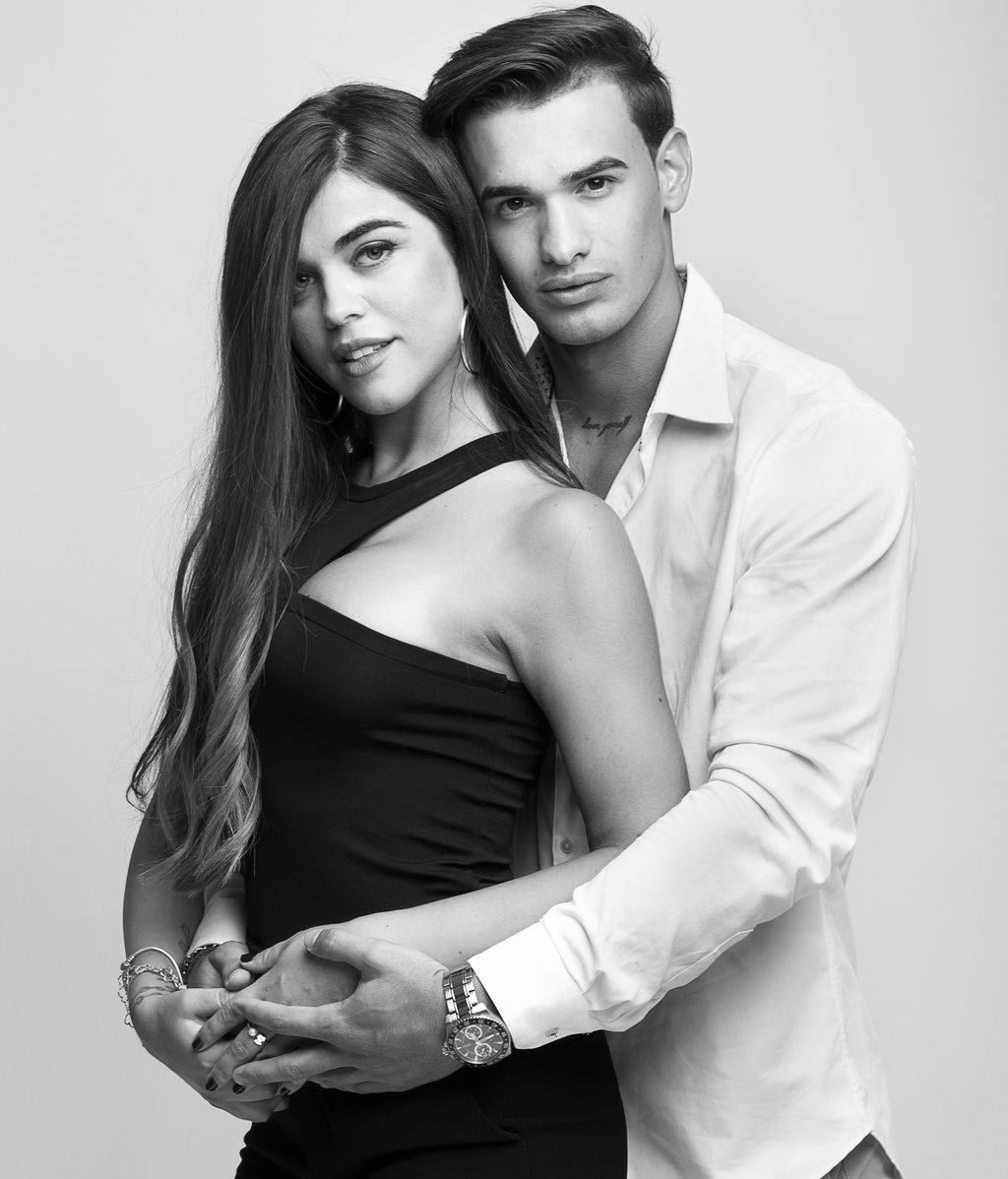 Uno de blanco y la otra de negro, una pareja que combina a la perfección