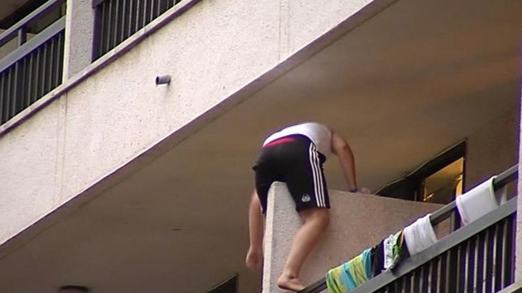 Mallorca pone en marcha su protocolo 'anti-balconing' con multas incluidas