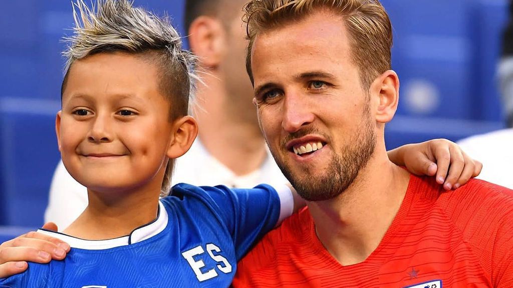 Un niño de siete años cumple su sueño de conocer a Harry Kane gracias a la madre del jugador inglés