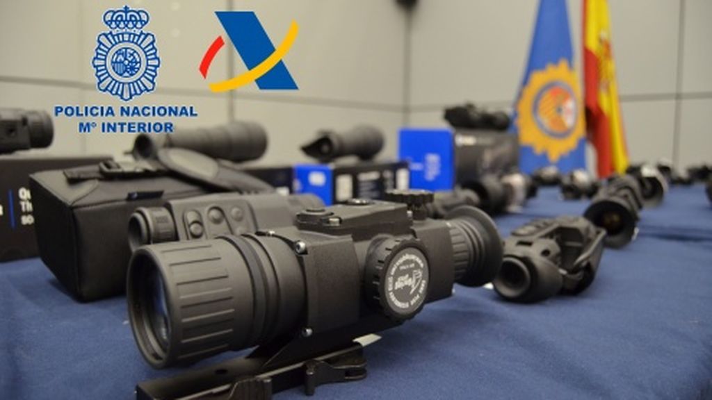 Cae una red de contrabando de visores para armas de fuego y detienen a tres personas