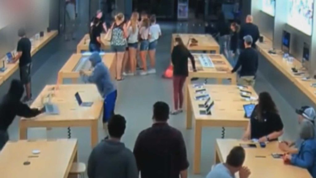 Roban una tienda Apple e Nueva York ante la mirada atónita de los clientes