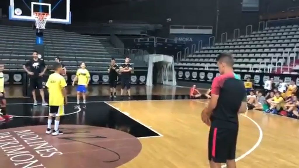 Denis Suárez sorprende a Navarro con una tremenda exhibición jugando al baloncesto