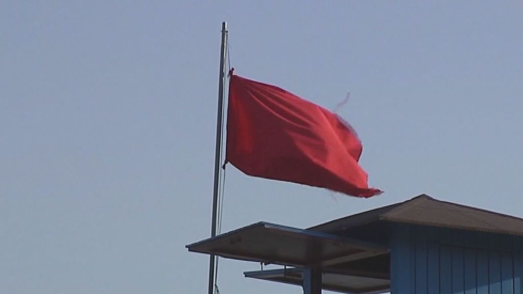 ¿Obedecemos la bandera roja cuando la vemos en la playa?