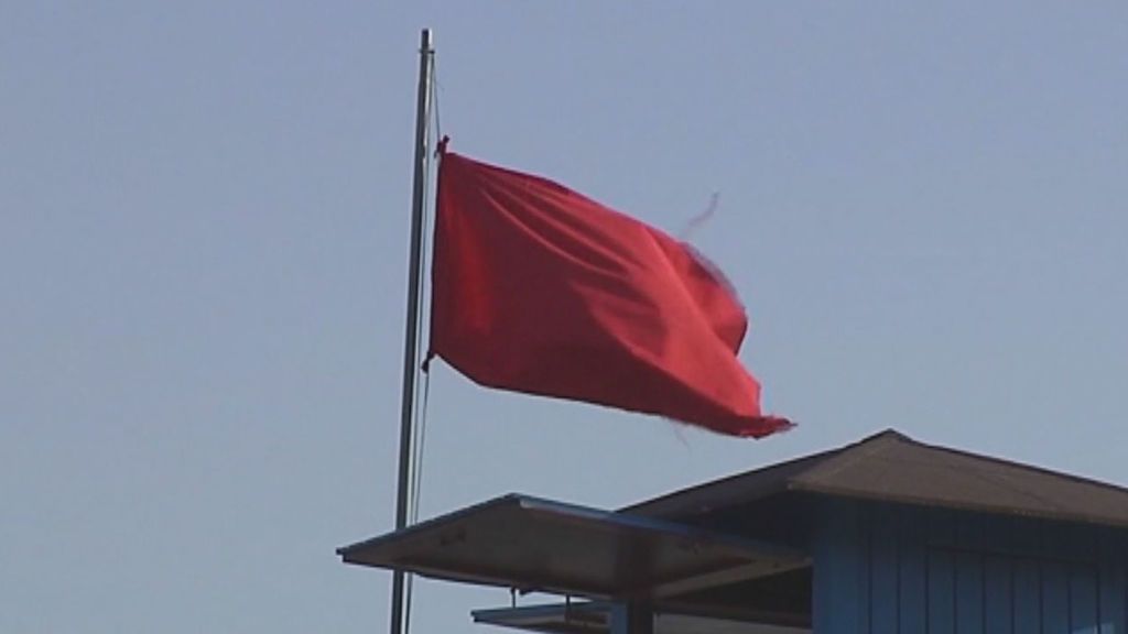 Bandera roja en la playa: no te bañes, pero ¿hacemos caso?