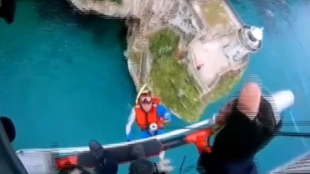 Espectacular rescate de un belga de 17 años tras saltar desde el faro de Santoña