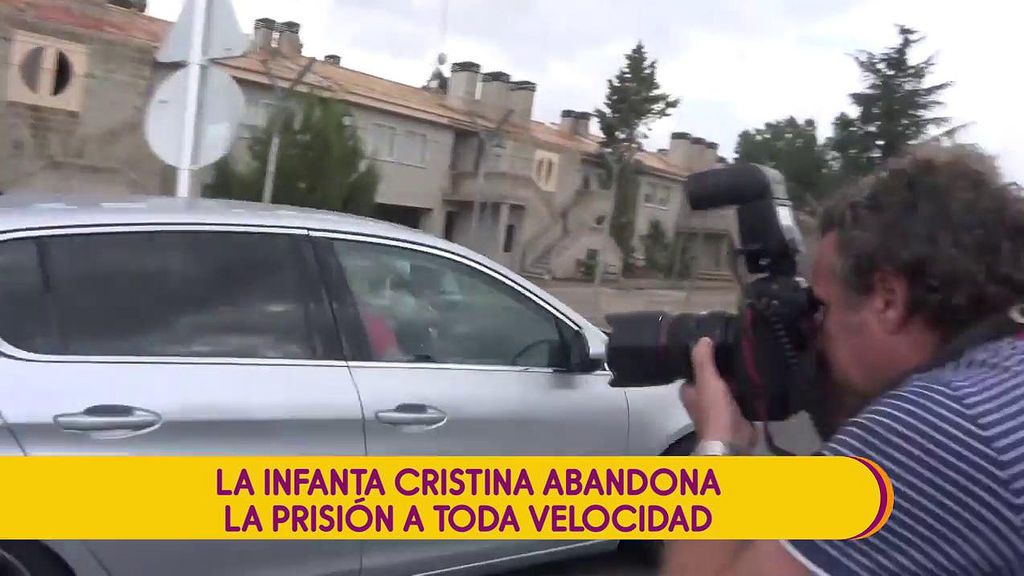 La Infanta Cristina sale a toda prisa en un coche tras visitar a Urdangarin en la prisión de Brieva