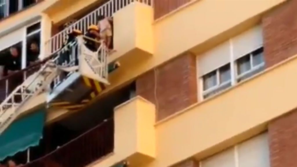 Rescate en Málaga:  Los bomberos salvan a una niña de 5 años a punto de caer de un octavo piso