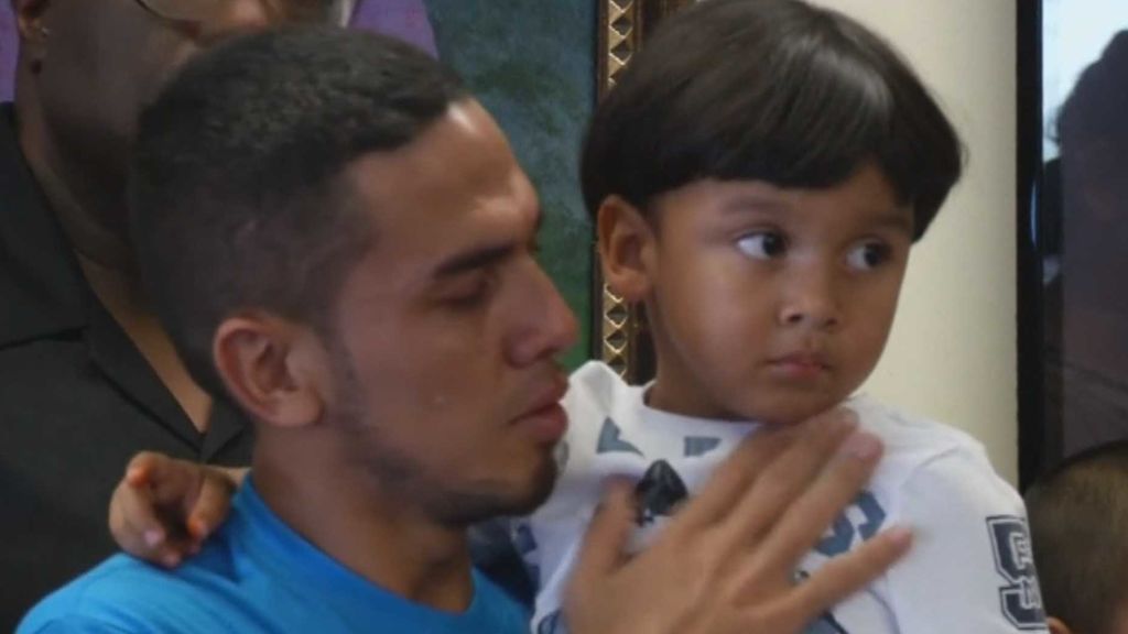Los padres recuperan a sus hijos, de los que fueron separados en la frontera de EEUU