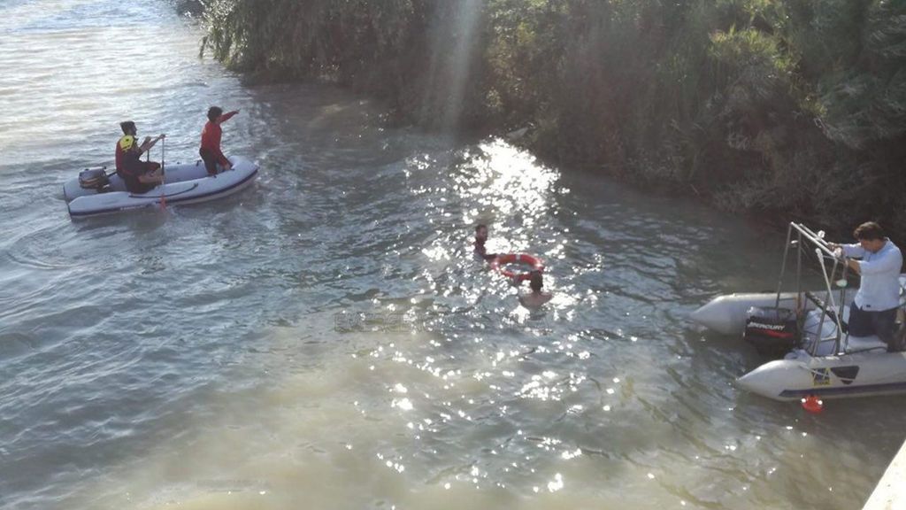 Rescatado tras ser arrastrado por el Guadalquivir desde Coria hasta Sevilla