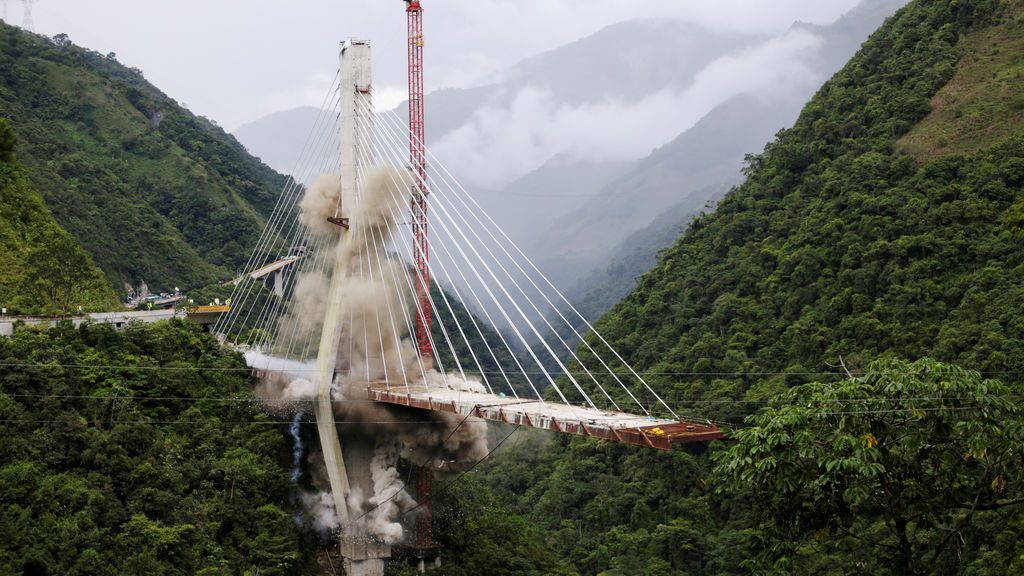 Espectacular la demolición del puente Chirajara en Colombia