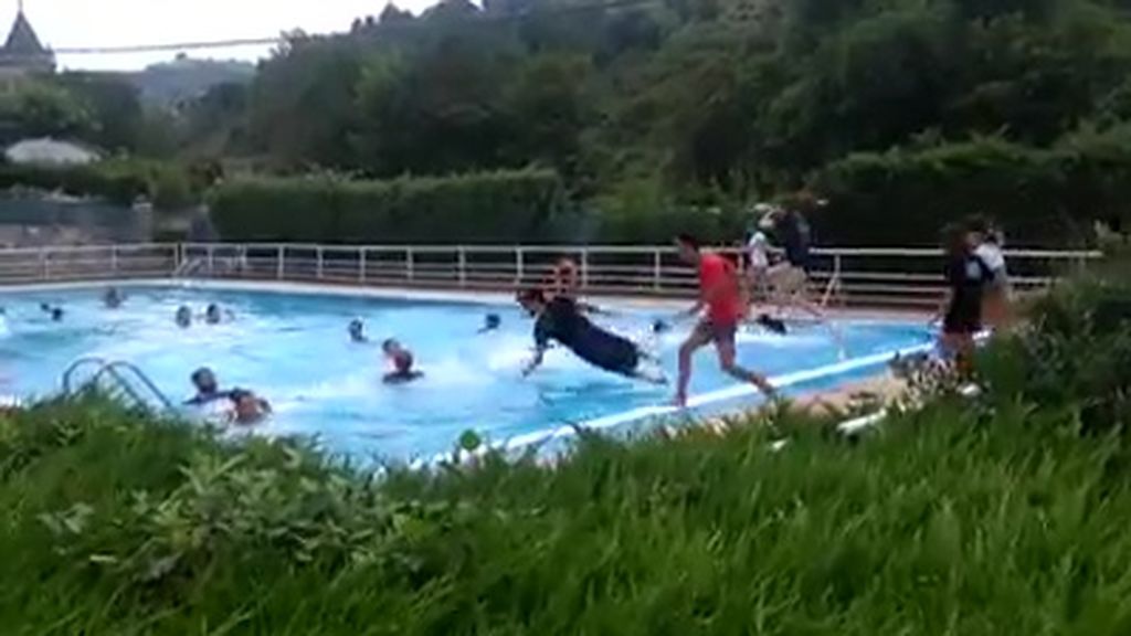Un grupo de adolescente se rebela contra un monitor de piscina por discriminar a un compañero transgénero