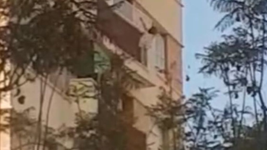 La niña del balcón de Málaga se quedó sola por un despiste e intentaba pedir ayuda