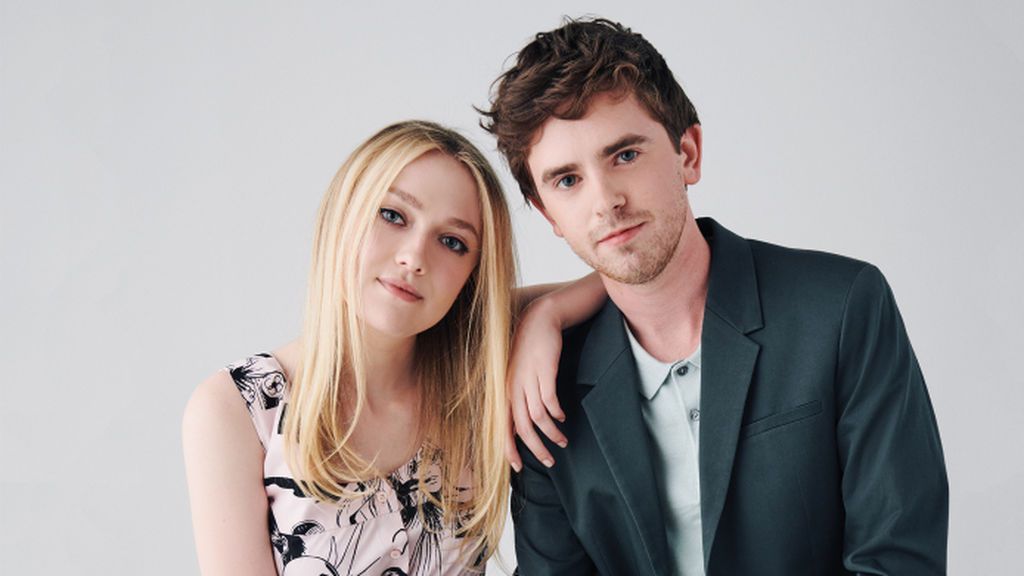 Freddie Highmore y Dakota Fanning