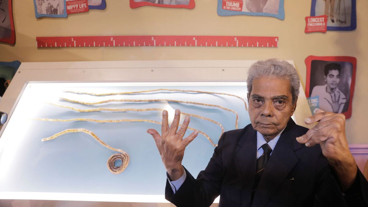El hombre con las uñas más largas del mundo se las corta tras 62 años