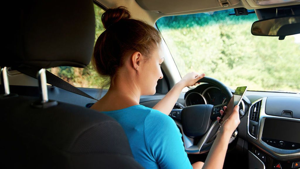 Usar el móvil al volante será más castigado en el renovado carné por puntos