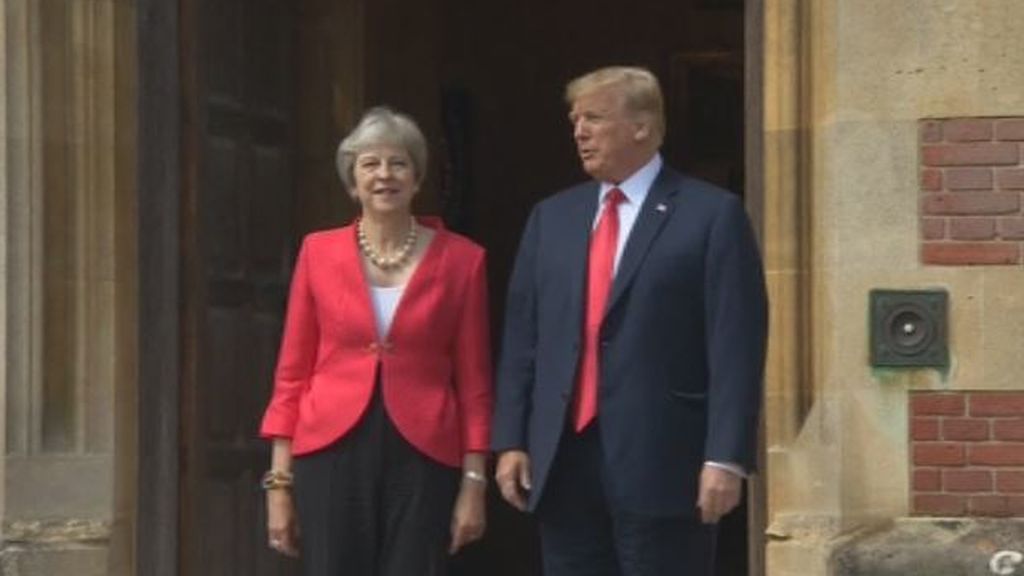 Trump mantiene el tipo tras su feroz ataque contra Theresa May