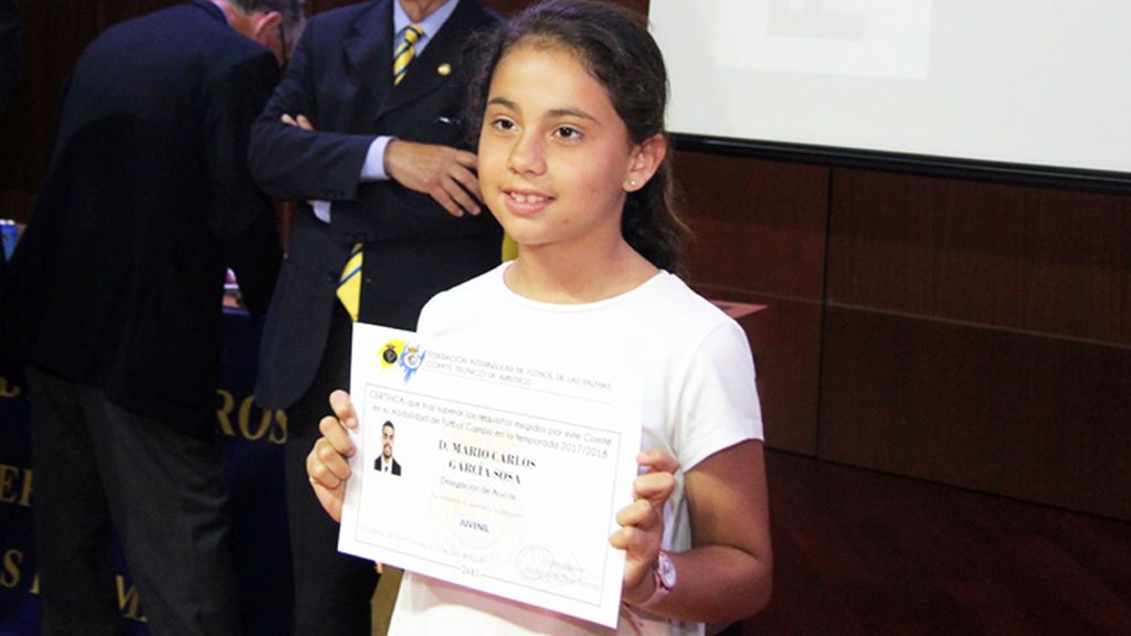 Carla García se convierte en la árbitra más joven de España… ¡con solo nueve años!