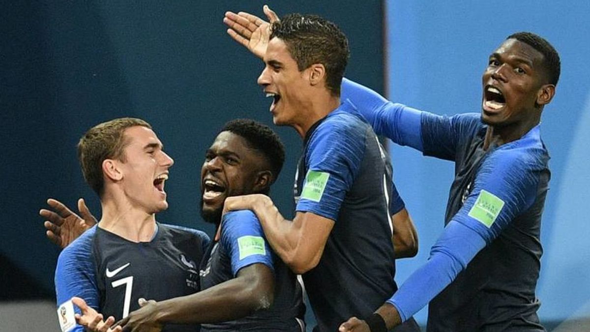 Antoine Griezmann, Samuel Umtiti,  Raphaël Varane y  Paul Pogba celebran el gol de la selección francesa ante Bélgica el 10 de julio de 2018 en el Mundial de Rusia.