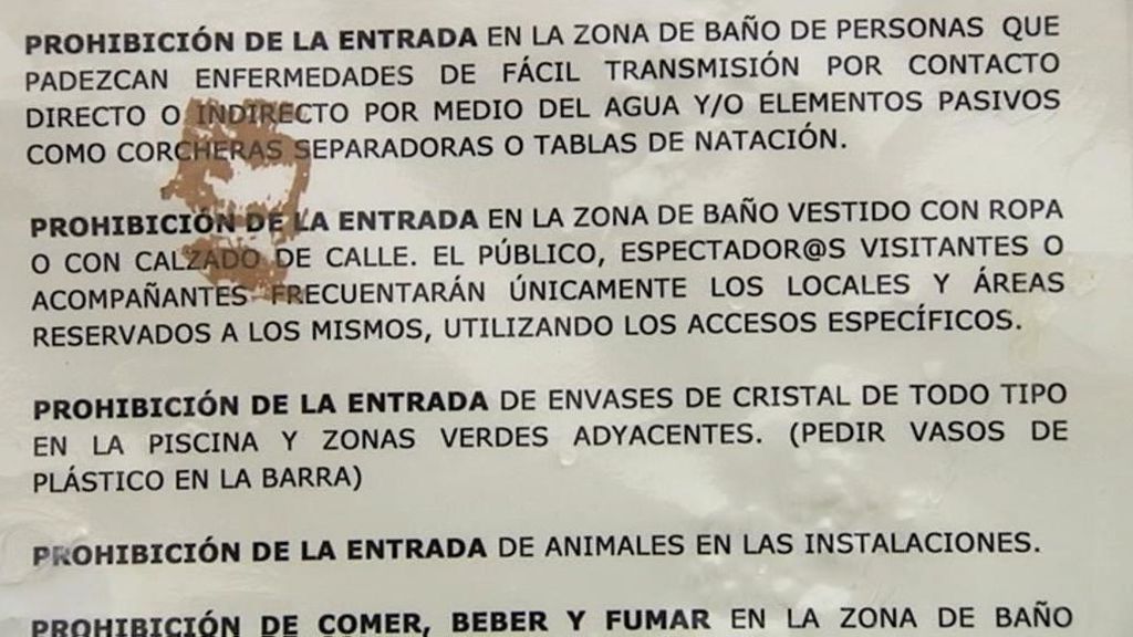 60 menores 'toman' una piscina para protestar porque no dejan a un amigo transexual bañarse con camiseta