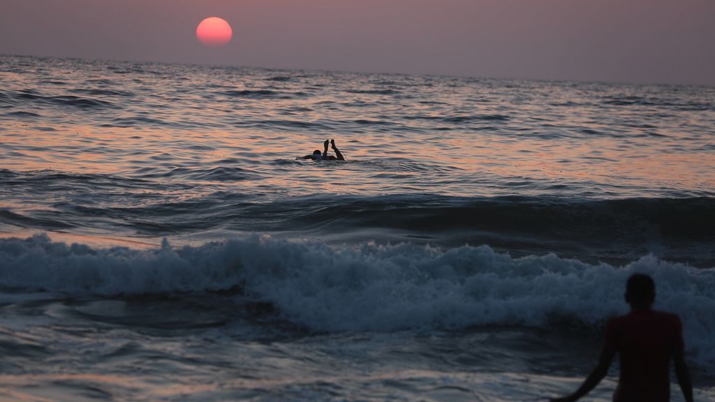 Un surfista se juega la vida para sacar a seis personas del agua en una misma tarde