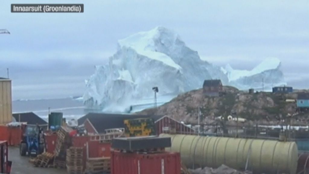Un trozo de iceberg se desprende y causa un pequeño tsunami en Groenlandia