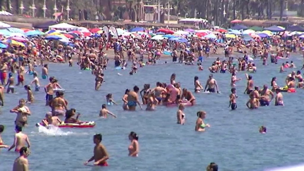 El cambio de quincena provoca gran trasiego de veraneantes en las playas españolas