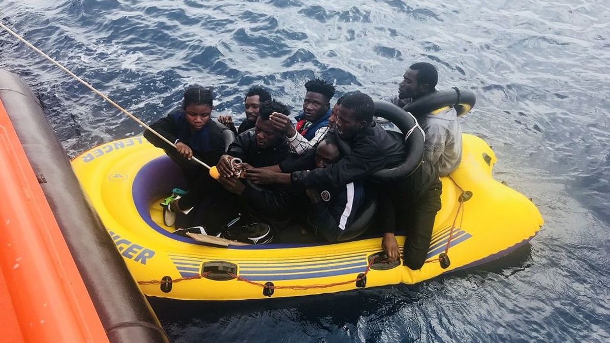 Trasladan a puertos gaditanos a cientos de migrantes rescatados en el Estrecho