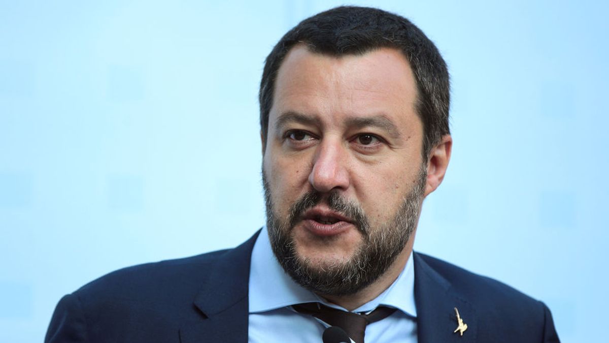 Un barco con 450 migrantes va rumbo a Italia y Salvini advierte: "No puede y no debe llegar"