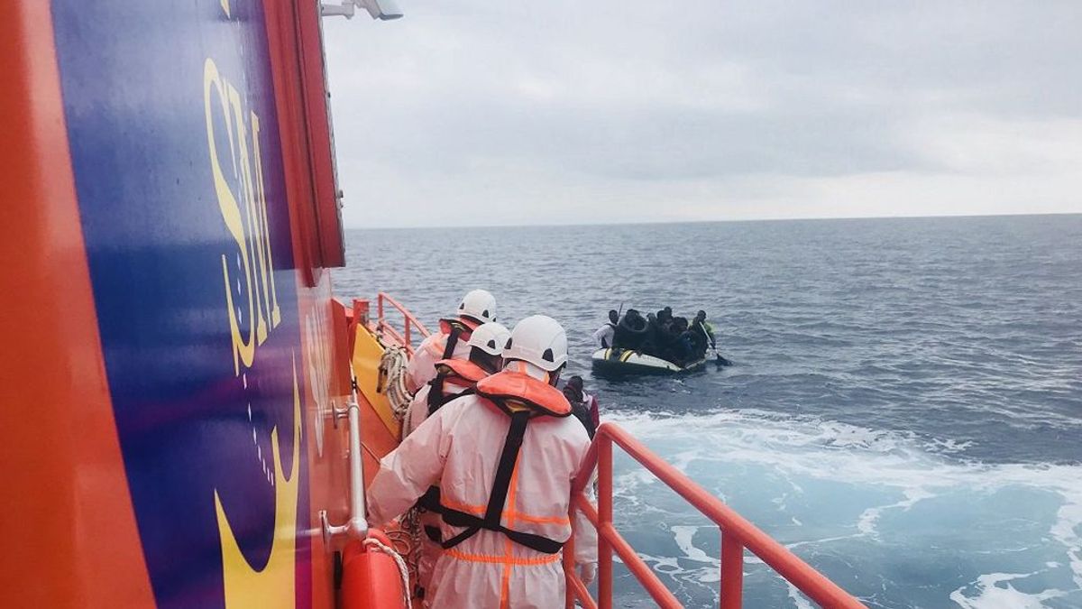 Rescatadas más de 330 personas de varias pateras ante las costas andaluzas