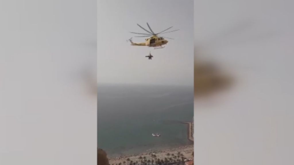 Los peligros del selfi: rescatan a un hombre tras caer desde el Castillo de Santa Bárbara