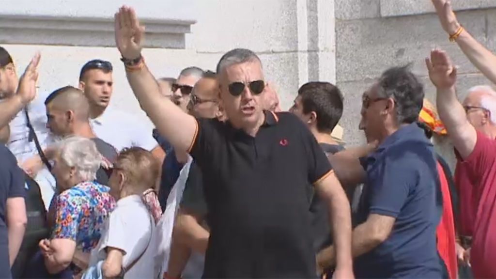Centenares de franquistas defienden la integridad del Valle de los Caídos