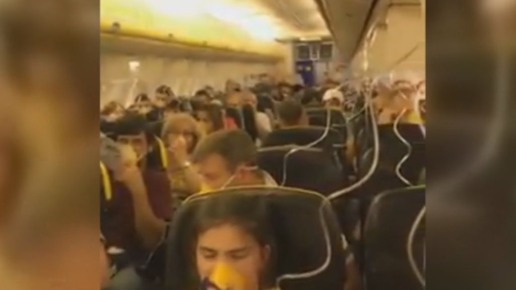 Los tensos momentos dentro del avión de Ryanair tras la pérdida de presión