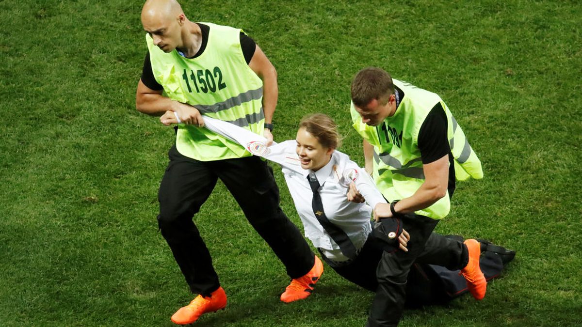 Miembros de la banda Pussy Riot invaden el campo durante la final del Mundial en Moscú